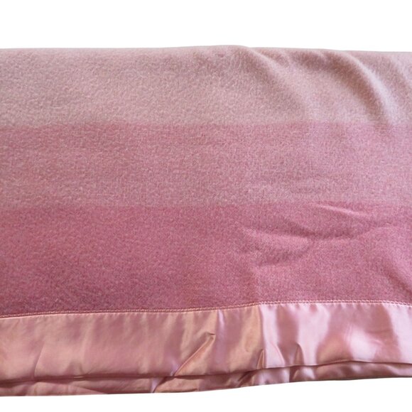 Vintage St. Marys Twin Wool Blanket Pink Hombre with Satin Trim 68" X 91" - Picture 10 of 11